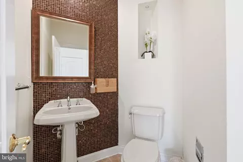 Bath - 903 Scupper Ct, Annapolis, MD 21401 photo 1 of 4