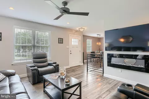 Entry Way - 87 Bar Harbor Rd, Pasadena, MD 21122 photo 3 of 4