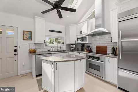 Kitchen - 3703 Parke Dr, Edgewater, MD 21037 photo 2 of 3