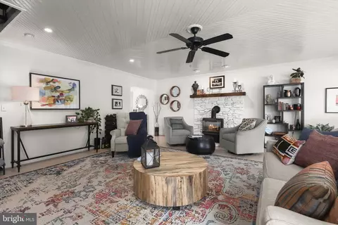 Living - 3703 Parke Dr, Edgewater, MD 21037 photo 5 of 6