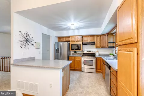 Kitchen - 1568 Colony Rd, Pasadena, MD 21122 photo 2 of 4