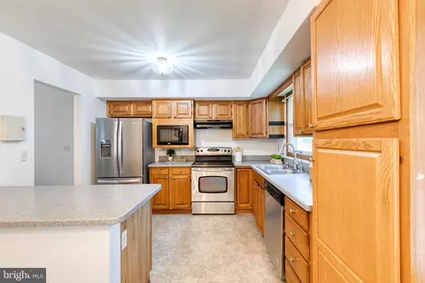 Kitchen - 1568 Colony Rd, Pasadena, MD 21122 photo 3 of 4