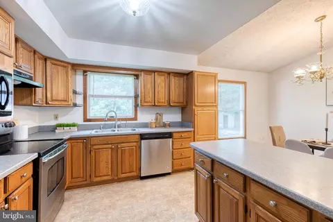 Kitchen - 1568 Colony Rd, Pasadena, MD 21122 photo 4 of 4