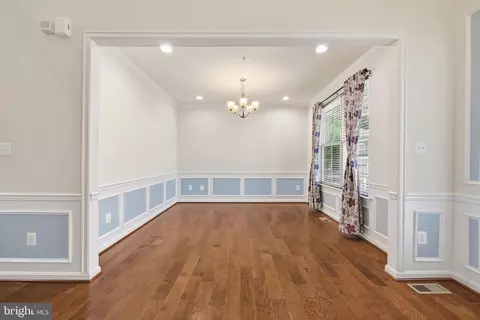 Living - 7976 Meridian Dr, Pasadena, MD 21122 photo 2 of 9