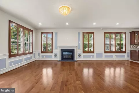 Living - 7976 Meridian Dr, Pasadena, MD 21122 photo 5 of 9