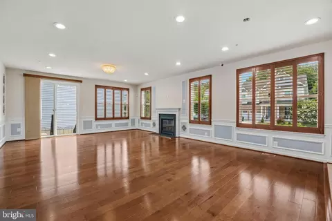 Living - 7976 Meridian Dr, Pasadena, MD 21122 photo 4 of 9