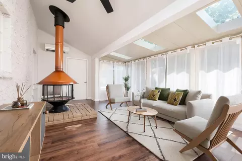 Living - 2033 Shore Dr, Edgewater, MD 21037 photo 2 of 4