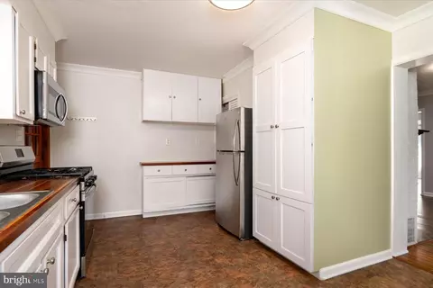 Kitchen - 2033 Shore Dr, Edgewater, MD 21037 photo 3 of 5