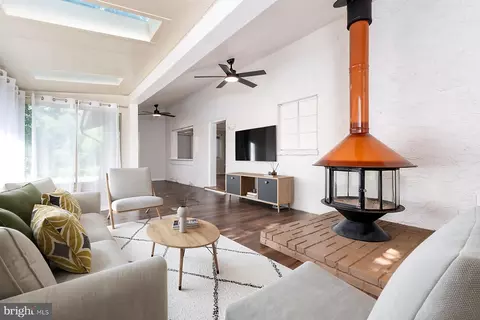 Living - 2033 Shore Dr, Edgewater, MD 21037 photo 1 of 4