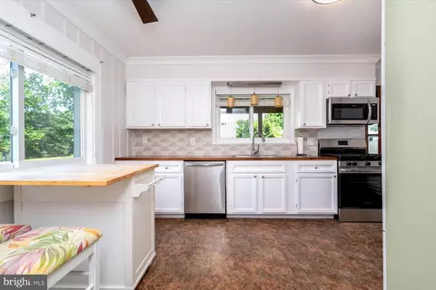Kitchen - 2033 Shore Dr, Edgewater, MD 21037 photo 2 of 5