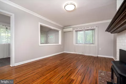 Living - 2033 Shore Dr, Edgewater, MD 21037 photo 4 of 4