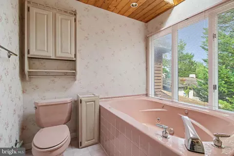 Bath - 2110 Shore Dr, Edgewater, MD 21037 photo 4 of 6