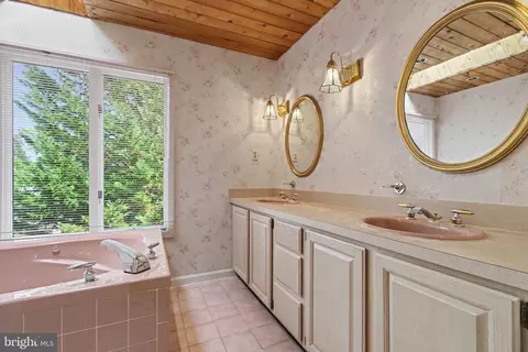Bath - 2110 Shore Dr, Edgewater, MD 21037 photo 3 of 6