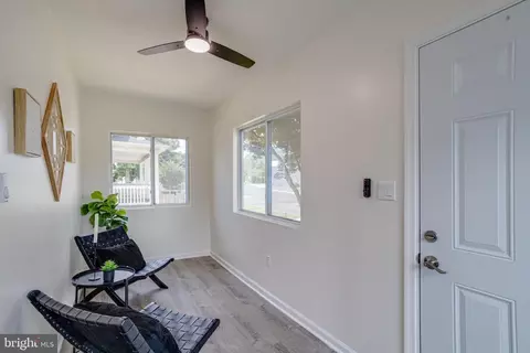 Entry Way - 4212 4th St, Baltimore, MD 21225 photo 2 of 12