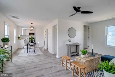 Entry Way - 4212 4th St, Baltimore, MD 21225 photo 5 of 12