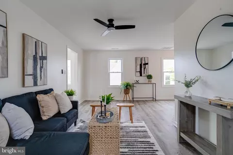 Entry Way - 4212 4th St, Baltimore, MD 21225 photo 6 of 12
