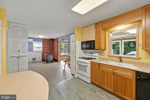 Kitchen - 153 Duval Ln, Edgewater, MD 21037 photo 3 of 4