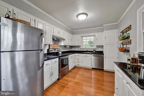 Kitchen - 214 Baybourne Dr, Arnold, MD 21012 photo 2 of 3
