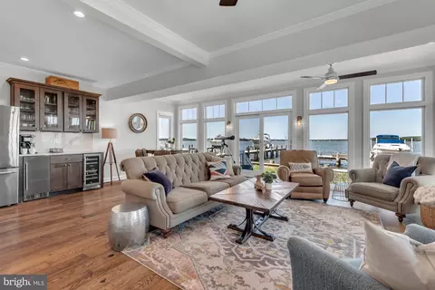Living - 1069 Shore Acres Rd, Arnold, MD 21012 photo 4 of 6