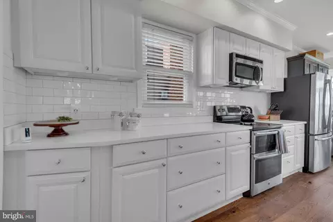 Kitchen - 1069 Shore Acres Rd, Arnold, MD 21012 photo 3 of 6