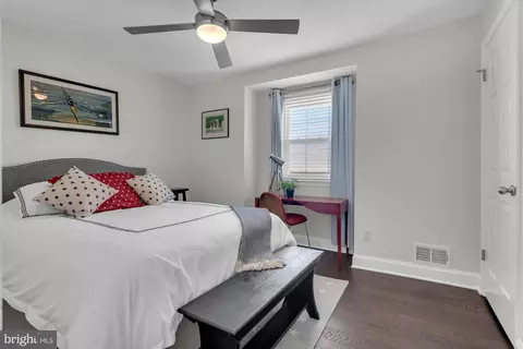 Bedroom - 1069 Shore Acres Rd, Arnold, MD 21012 photo 3 of 6