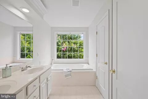 Bath - 1146 August Dr, Annapolis, MD 21403 photo 1 of 2