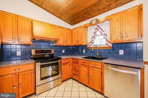 Kitchen - 7882 Brighton Ct, Pasadena, MD 21122 photo 3 of 4