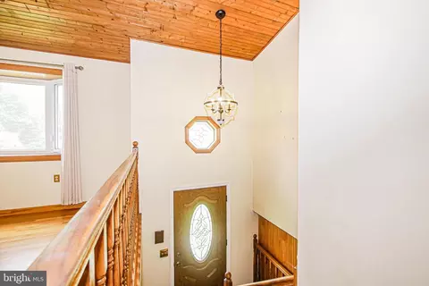 Entry Way - 7882 Brighton Ct, Pasadena, MD 21122 photo 1 of 3