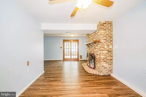 Living - 7882 Brighton Ct, Pasadena, MD 21122 photo 4 of 5
