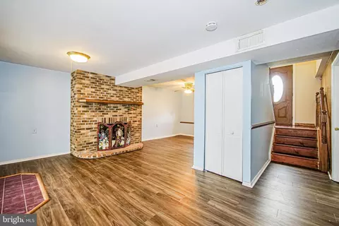 Living - 7882 Brighton Ct, Pasadena, MD 21122 photo 2 of 5