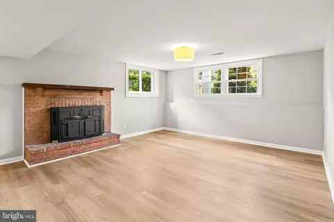 Living - 507 Williamsburg Ln, Odenton, MD 21113 photo 9 of 9