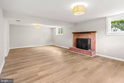 Living - 507 Williamsburg Ln, Odenton, MD 21113 photo 8 of 9