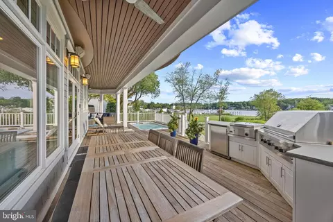 Exterior - 14 E Lake Dr, Annapolis, MD 21403 photo 5 of 7