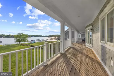Exterior - 14 E Lake Dr, Annapolis, MD 21403 photo 6 of 7