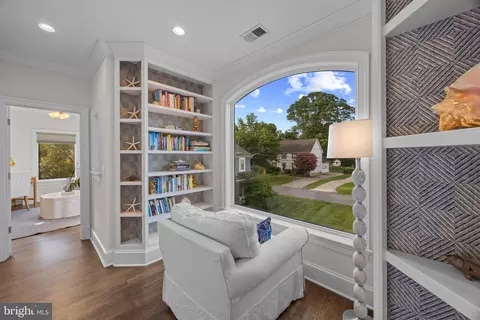 Entry Way - 14 E Lake Dr, Annapolis, MD 21403 photo 4 of 4