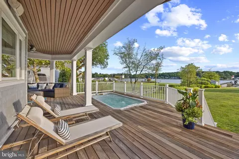 Exterior - 14 E Lake Dr, Annapolis, MD 21403 photo 4 of 7
