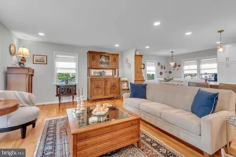 Living - 1 King Ct, Annapolis, MD 21401 photo 2 of 5