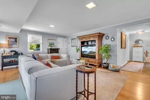 Living - 1 King Ct, Annapolis, MD 21401 photo 4 of 5