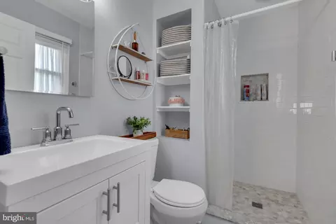 Bath - 1 King Ct, Annapolis, MD 21401 photo 2 of 3