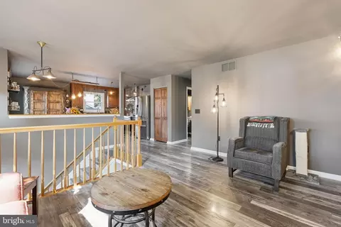 Entry Way - 224 Asbury Rd, Pasadena, MD 21122 photo 2 of 3