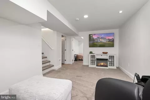 Entry Way - 249 Harlem Rd, Pasadena, MD 21122 photo 6 of 6