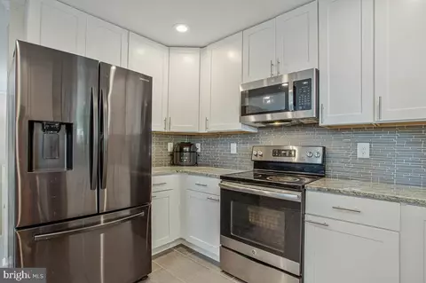 Kitchen - 802 207th St, Pasadena, MD 21122 photo 4 of 5