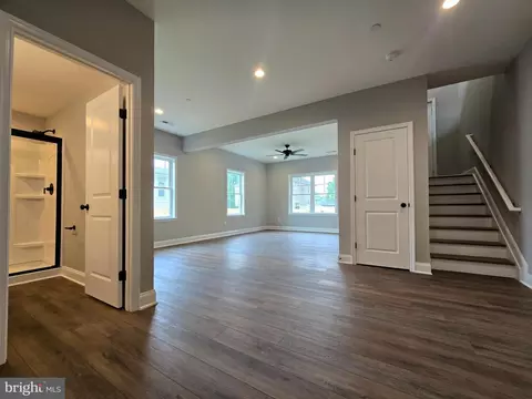 Living - 121 Bishop Ave, Brooklyn, MD 21225 photo 6 of 10