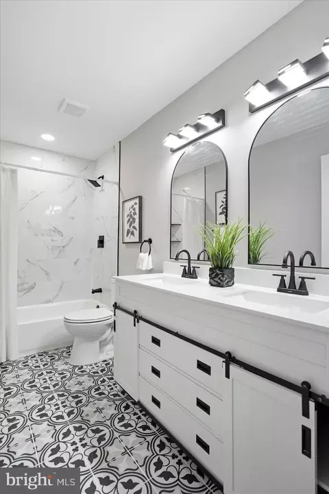 Bath - 415 Orchard Ave, Brooklyn, MD 21225 photo 2 of 4