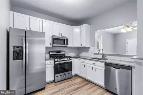 Kitchen - 2000 Cramer Point Ct, Odenton, MD 21113 photo 2 of 2