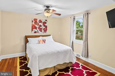 Bedroom - 208 Edgewater Dr, Edgewater, MD 21037 photo 2 of 8