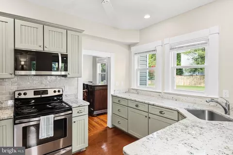 Kitchen - 208 Edgewater Dr, Edgewater, MD 21037 photo 2 of 3