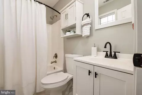 Bath - 205 Linden Ave, Edgewater, MD 21037 photo 1 of 2