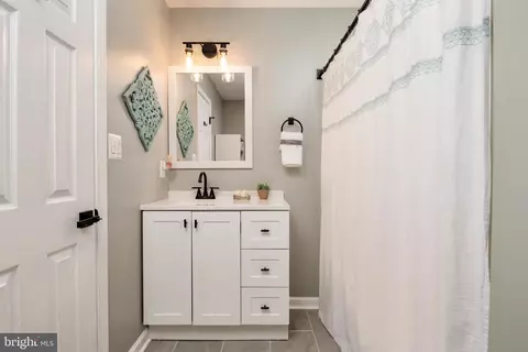 Bath - 205 Linden Ave, Edgewater, MD 21037 photo 2 of 2