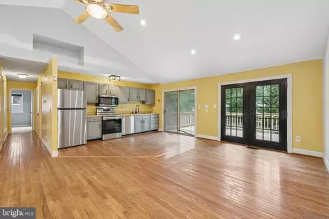 Entry Way - 1398 Rainbow Dr, Pasadena, MD 21122 photo 3 of 5